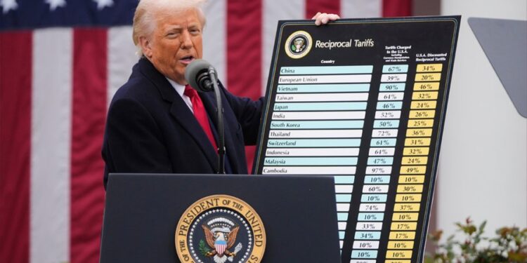 NIS LUFTA TREGTARE/ Donald Trump njofton tarifat për mbarë botën, preken edhe Shqipëria e Kosova
