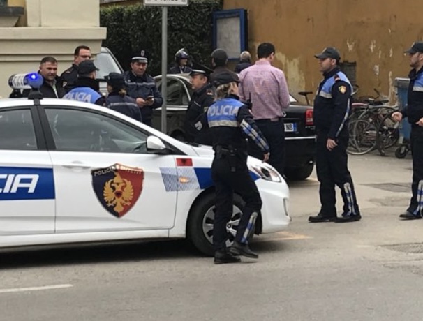 PËRPLASEN DY MAKINA NË DURRËS/ Shoferi i Audi-t dhunohet nga grupi i të rinjve, përfundon në spital. Autorët arratisen…