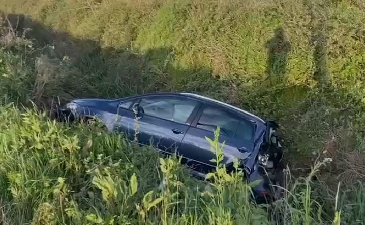 AKSIDENT I RËNDË NË KRYQËZIMIN E GJADRIT/ Dy automjete përplasen me njëri-tjetrin, njëri prej tyre përfundon në kanal