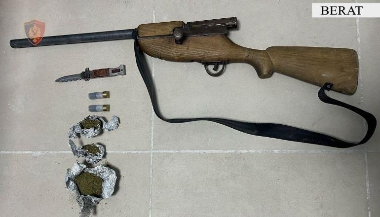 POLICIA AKSION NË BERAT/ Kontrolle për goditjen e veprimtarive kriminale dhe personave në kërkim! 2 të arrestuar