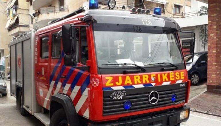 ZJARR NË NJË PALLAT NË ASTIR/ Policia: Flakët përfshinë kabinën e transformatorit, nuk ka…