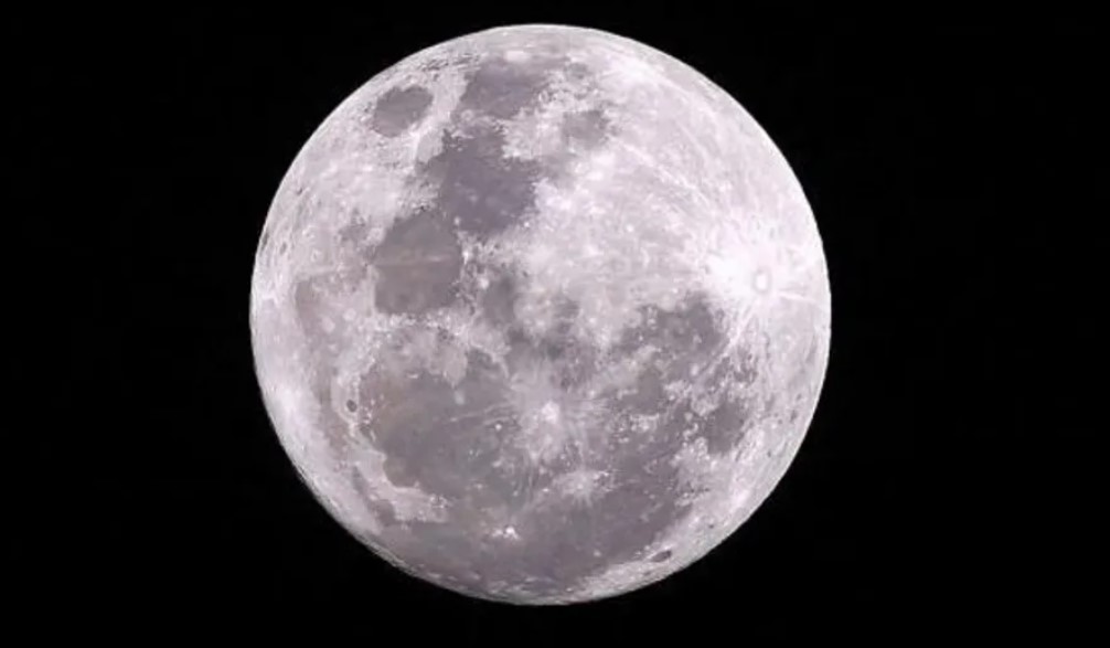 HËNA NË RREZIK/ Rritet mundësia që të goditet nga asteroidi që ishte nisur drejt Tokës