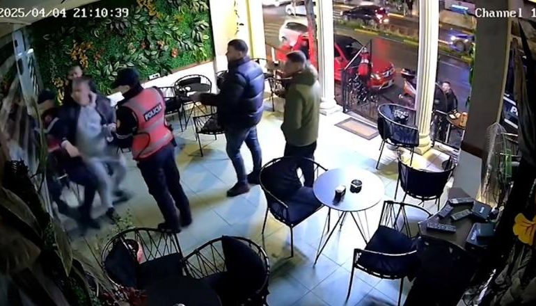VIDEOLAJM/ Adriatik Alimadhi kundërshton me dhunë efektivët gjatë kontrollit për lojëra fati në një lokal në Tiranë, aleati i Berishës në hetim