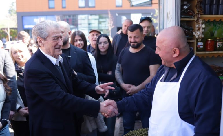 “JE I VETMI QË MË JE PËRGJIGJUR”/ Berisha me tregtarët: Pastrimi i shtëpisë është zotimi ynë. Rama i la pensionistët të fundit në rajon