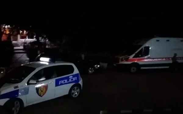 NJË TJETËR AKSIDENT/ Shoferi humb kontrollin mbi makinën dhe del nga rruga, dy të lënduar në Tepelenë
