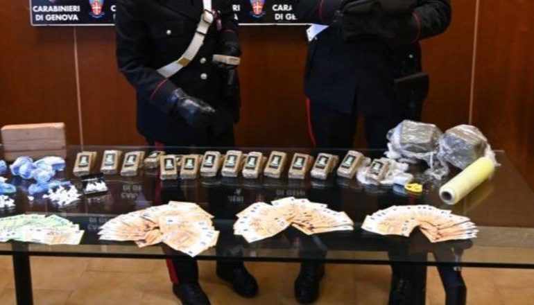 PJESË E NJË RRJETI NARKOTRAFIKU/ Shqiptari dhe italiani kapen me mbi 5 kg kokainë dhe hashash, vlera 400 mijë euro