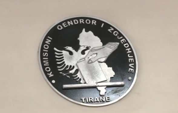KQZ PRANON DENONCIMIN E PD/ Urdhëron socialistët të heqin materialet nga zyra në Delvinë