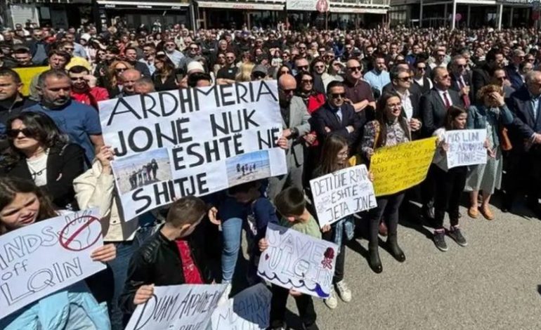 PROTESTA NË MALIN E ZI/ Kundërshtohet investimi arab në plazhin e Ulqinit