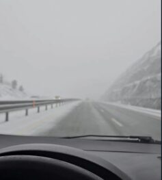 VIDEOLAJM/ Pogradeci zbardhet nga reshjet e borës, nuk ka probleme me qarkullimin