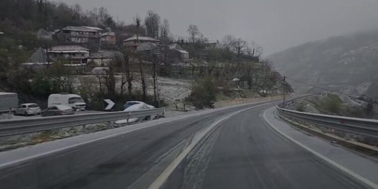 MOTI I KEQ/ Reshjet e dëborës zbresin deri në 600 metra mbi nivelin e detit në Dibër, probleme në rrugën e Arbrit