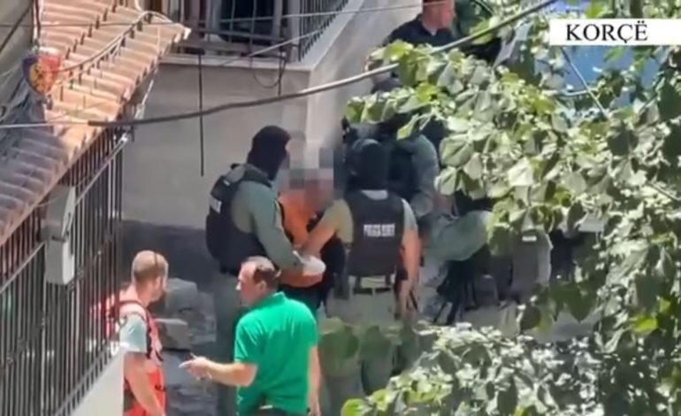 QËLLONTE ME ARMË ZJARRI NGA BANESA/ Gjendet i pajetë 74-vjeçari në Korçë