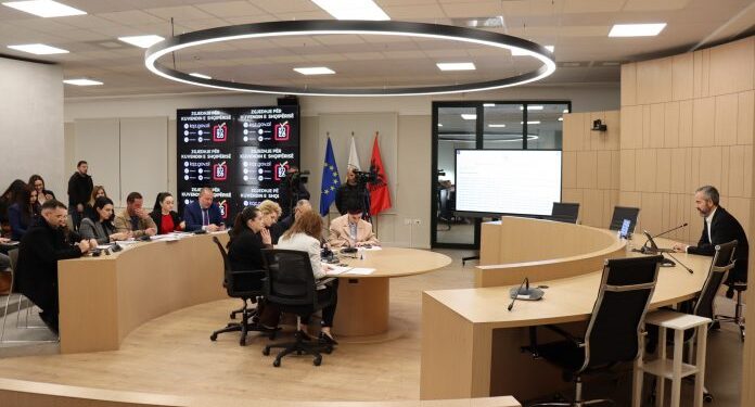 “U SHKEL KODI ZGJEDHOR”/ KQZ u jep 72 orë në dispozicion partive: Hiqni materialet e palejuara propagandistike