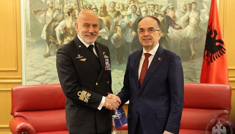 “PRANIA E ALEANCËS DHE KFOR-IT NË RAJON, GARANCI E SIGURUAR”/ Begaj takim me Kryetarin e Komitetit Ushtarak të NATO-s