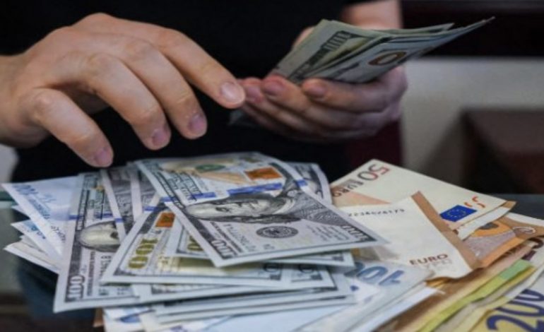 KËMBIMI VALUTOR/ Me sa blihen e shiten dollari dhe euro, çfarë ndodh me monedhat e tjera