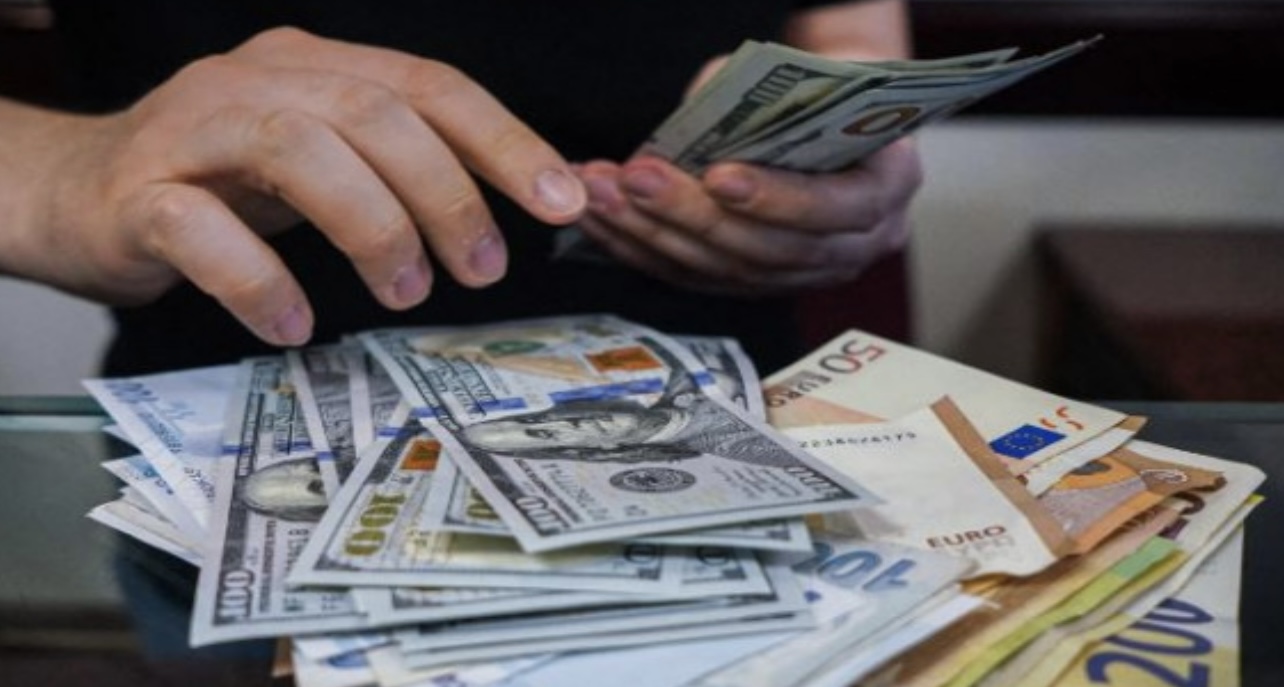 KËMBIMI VALUTOR/ Me sa blihen e shiten dollari dhe euro, çfarë ndodh me monedhat e tjera