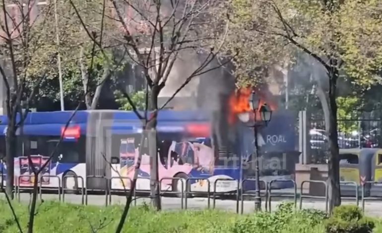 VIDEOLAJM/ Përfshihet nga flakët autobusi para Ministrisë së Jashtme, pasagjerët në panik