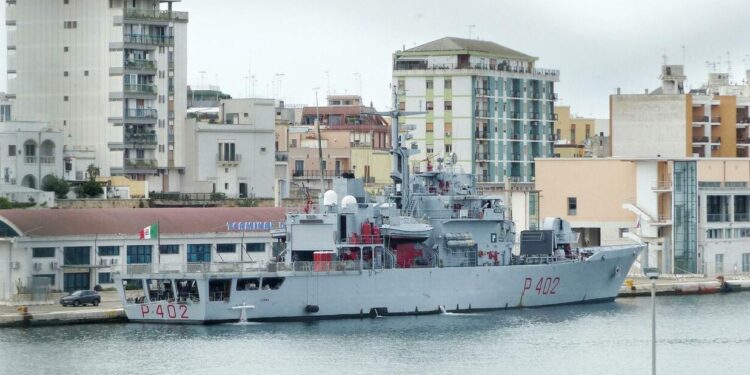 ME 40 EMIGRANTË NË BORD/ Anija “Libra” niset nga Brindisi për në kampin e Gjadrit