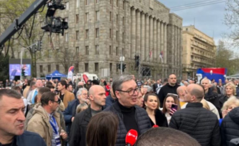 “SERBINË NUK DO TA JAPIM”/ Vuçiç organizon antimiting me mbështetësit e tij, pas protestave të fuqishme të studentëve