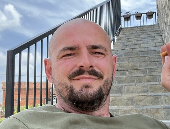 TRONDITET ZVICRA/ Shqiptari vret gruan dhe i vë flakën shtëpisë, vdes dhe vet
