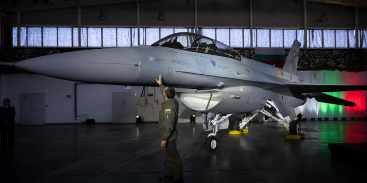 “BLINDOHET” BULLGARIA/ Mbërrin avioni i parë amerikan F-16, 7 të tjerë deri në fund të vitit