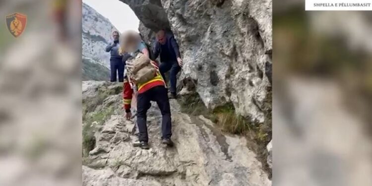 NËN E BIR HUMBËN RRUGËN DUKE EKSPLORUAR “SHPELLËN E PËLLUMBASIT”/ Policia shpëton 2 turistët gjermanë