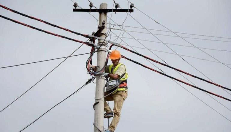 E RËNDË NË DIVJAKË/ Ra në kontakt me energjinë elektrike teksa po punonte, ndërron jetë elektricisti