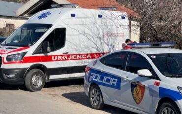 AKSIDENT NË LEZHË/ 2 automjete përplasen me urën mbi lumin Mat, një nga drejtuesit dërgohet në spital