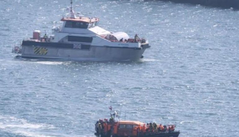 ME JAHT LUKSOZ DREJT BRITANISË/ Arrestohen 20 emigrantë shqiptarë, mes tyre dhe një grua