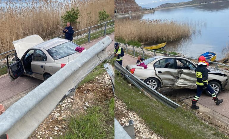 PAMJET E FRIKSHME/ Aksident në Pogradec, makina del nga rruga dhe përplaset me bordurat anës rrugës