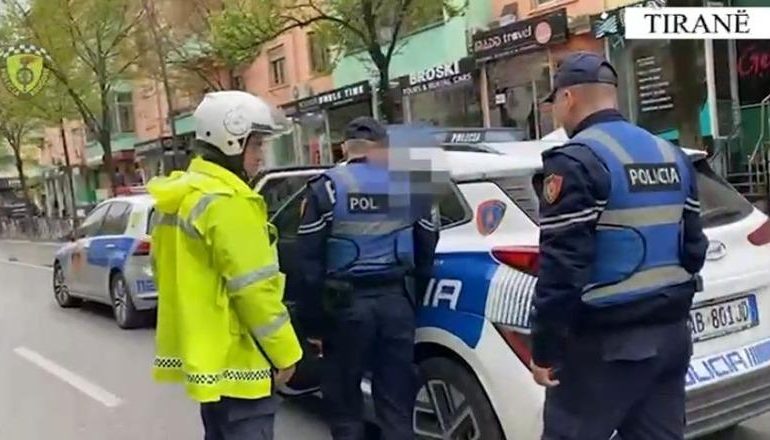 ME SHPEJTËS “SKËTERRË”/ Rrugorja e Tiranës vendos mbi 5 mijë gjoba gjatë 72 orëve, arrestohen 8 shoferë
