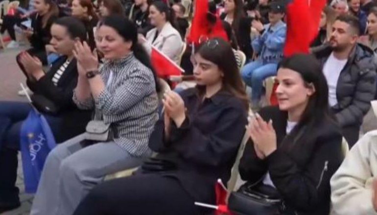 FUSHATA ELEKTORALE E PS/ Rama takim me votuesit për herë të parë të Njësive 1, 2 dhe 3 në Tiranë