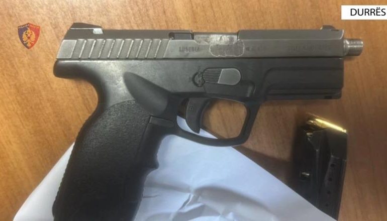 MBANTE ARMË PA LEJE/ Arrestohet 43-vjeçari! Në pranga edhe 2 të tjerë për moskallëzim krimi në Durrës