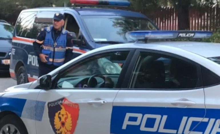SHOKUESE NË PËRRENJAS/ Mësuesi ngacmon seksualisht dhe përndjek dy nxënëset! Pas zbulimit, tenton të arratiset (EMRI)