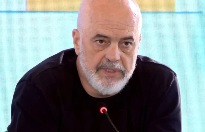 “ISHIM NË SITUATË XHUNGLE”/ Rama në Fier: Turma fëmijësh mbi kodrat e mineraleve, me trasta për të fituar bukën e gojës