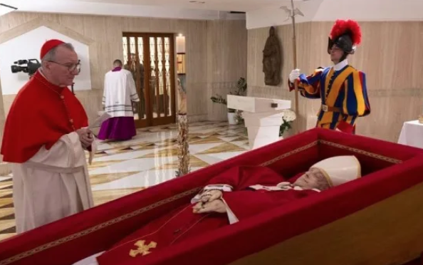 U NDA DJE NGA JETA/ Vatikani publikon fotot e Papa Françeskut në arkivol të hapur