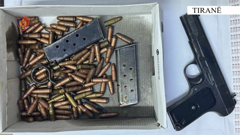 EMRI/ Ushtronte dhunë ndaj gruas dhe e kanoste me armë zjarri, arrestohet 40-vjeçari në Kamëz