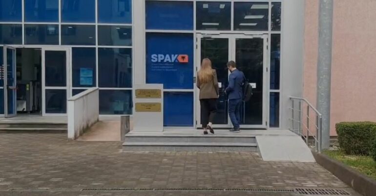 PAMJET/ Nën masën “Detyrim paraqitje”, Ajola Xoxa mbërrin në SPAK