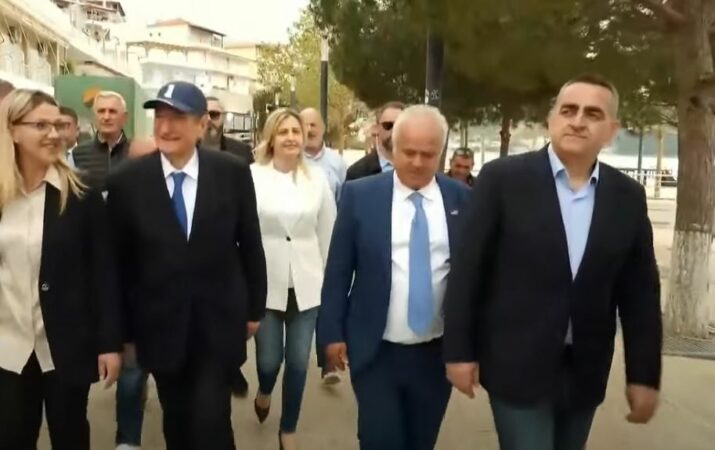 FUSHATA PËR 11 MAJIN/ Berisha prezanton kandidatët në Himarë, shoqërohet nga Fredi Beleri
