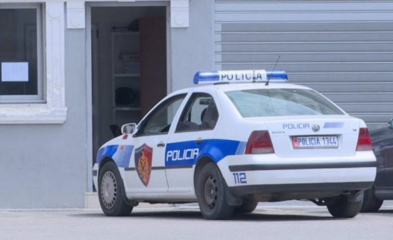 SHOKUESE/ 12-vjeçari në Tiranë qëllon në ajër me pistoletë, babai i tij publikon videon në rrjetet sociale