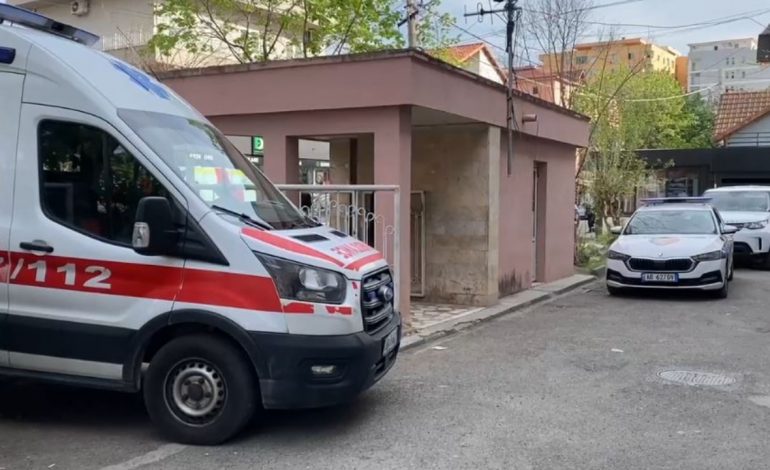 SHOKUESE NË VLORË/ 18-vjeçari dhunon brutalisht nënën e tij, gruaja përfundon në spital
