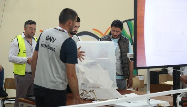 NUMËROHEN MBI 38 MIJË ZARFE TË DIASPORËS/ PS kryeson me mbi 55% të votave, PD me 28%! Rinis procesi i numërimit