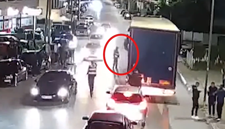 “SULM POLITIK”/ Dalin të tjera pamje kur deputeti i PD-së godet sërish shoferin e kamionit në sy të policisë
