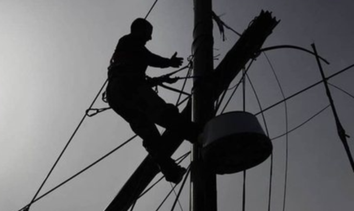 TRAGJEDI NË RRËSHEN/ Ranë në kontakt me rrymën, vdes një elektricist! Plagosen dy të tjerë (EMRI)