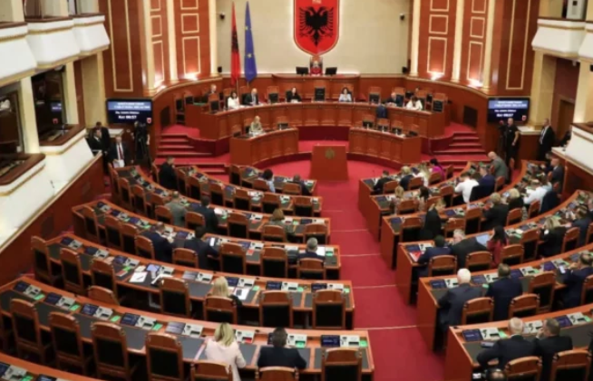 KUVENDI RINIS PUNIMET ME SEANCA PLENARE MË 29 MAJ/ Kryetarja Elisa Spiropali firmos vendimin