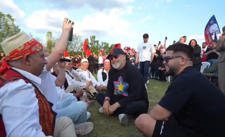 FOTOLAJM/ Rama ulet këmbëkryq me Noizyn në Fushën e Gjoricës, këndojnë “Hajredin Pashën”