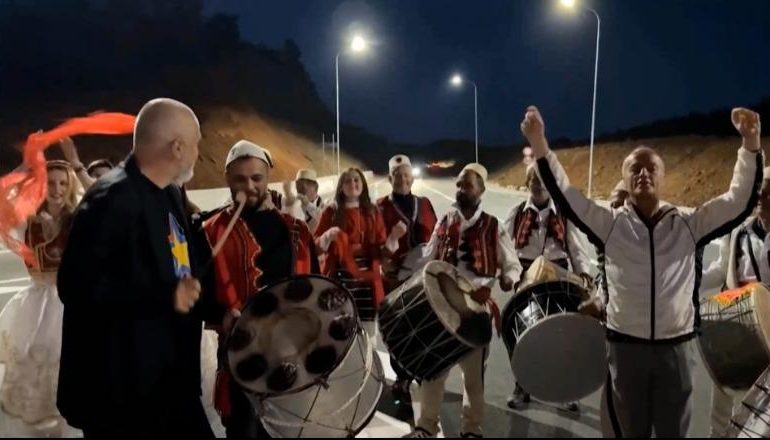 VIDEOLAJM/ Rama i bie daulles pas inspektimit të rrugës Maqellarë-Peshkopi: U krye…