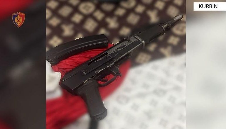 MBANTE KALLASHNIKOV NË BANESË/ Arrestohet 36-vjeçari në Mamurras! Policia: Arma do t’i nënshtrohet ekspertizës nëse është përdorur në krim