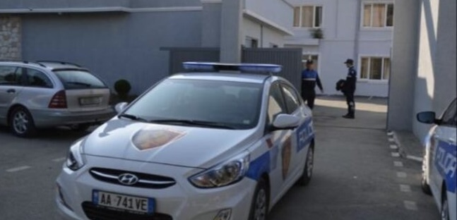 TË SHTËNA ME ARMË ZJARRI NË LAÇ/ Dyshohet për disa të plagosur, policia në vendngjarje