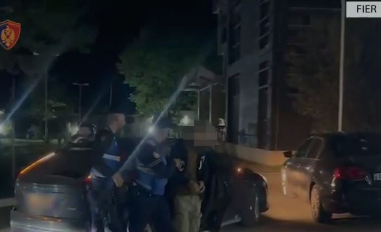 E PËSON KEQ/ Mbante të mbyllur në banesë dhe dhunonte bashkëjetuesen italiane, përfundon në pranga 27-vjeçari në Fier