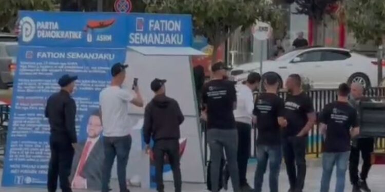 KUNDËRSHTOI POLICËT BASHKIAKË TEKSA PO HIQNIN NJË BANDEROLË/ Shoqërohet kandidati i PD-së në listën e Fierit